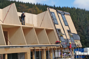  Die Holzrahmenelemente werden am Schrägdach montiert. Zwischen Januar und Februar ruhen die Arbeiten 