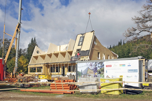  Die Holzrahmen werden an der schrägen Fassade montiert 