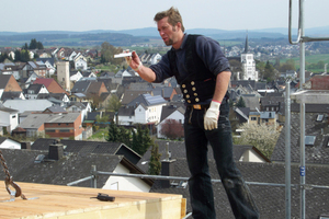  Dachdecker- und Zimmermeister Tobias Höhler schaut, dass bei der Montage alles fachgerecht abläuft 