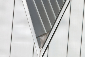  Detail an einem der Einschnitte, die mit doppelter Rinnenausbildung und einer Rinnenheizung ein dreistufiges Sicherheitskonzept erhielten Foto: Rheinzink  