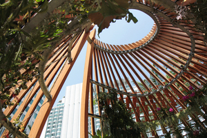  Nur der stählerne Firstring ist geschlossen, die übrigen sind am Pavilloneingang unterbrochen. Die Stützen am Eingang wurden etwas größer bemessen als die restlichen 49 Stück  Foto: Timber Concept GmbH / VEN Ltd. 