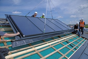  Die Montage der Thermokollektoren erfolgt mit dem Kran, die Anlage ist vorkonfektioniert und kann wie ein Dachfenster in die Ebene der Dachdeckung eingebunden werden Foto: Braas 