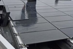  Auch so lässt sich Schiefer verlegen: Symmetrische Deckung mit Aluminium-Unterkonstruktion und wasserdichtem bituminösen Unterdach 