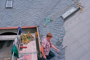  Ein Dachdecker erstellt eine Wilde Deckung mit Schiefer 