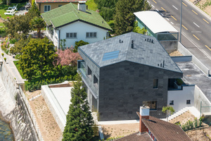  Haus mit Symmetrischer Schieferdeckung an der Fassade und auf dem Dach 