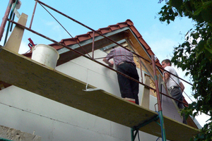  Mit den Paneelen lässt sich die Wand bis unter den Giebel verkleiden 