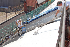  Auf dem stark geneigten Dach der Maschinenhalle Vattenfall in Berlin-Charlottenburg setzten die Handwerker ein flüssiges Abdichtungssystem ein, das auch auf senkrechten Flächen haftet Foto: Triflex 