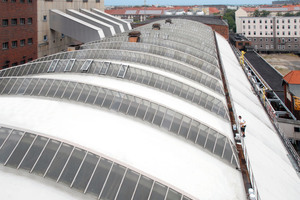  Durch die abgestimmte Grundierung ist eine gute Haftung des flüssigen Abdichtungssystems gegeben. So kann Feuchtigkeit nicht mehr in die Maschinenhalle eindringen Foto: Triflex 