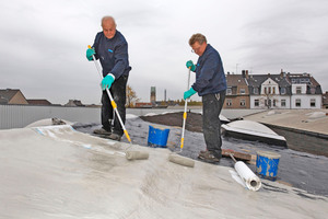  Die Fläche und zahlreiche Details eines Industriedaches in Duisburg dichteten die Handwerker mit Flüssigkunststoff dauerhaft ab  Foto: Triflex 