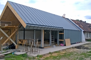  
... mit Prefalz-Aluminiumblechen 
eingedeckt 