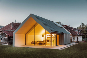  Mit ihrem Arbeitskollegen und Lebenspartner Sorosi Zsolt hat Kalóczki Éva mit Sichtbeton, großen Glasflächen, Metalldach und -fassaden ein Kompetenzzentrum für Architektur geschaffen 