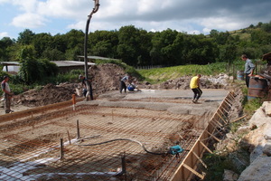  Bauarbeiter gießen das Betonfundament für den Neubau 