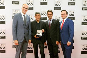  Ranga Yogeshwar (2.v.l.) hat den Innovationspreis an das Dörken-Team übergeben: Dr. Henner Spelsberg, Leiter der Unternehmensentwicklung, Vorstand Thorsten Koch und Innovationsmanager Ilias Mokanis (v.l.n.r.) 