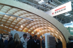  Ein großes Holztragwerk überspannt den Messestand von Egger auf der BAU   Die Firma Inthermo stellt eine Kork-Dämmleiste als zweite Dichtebene unter der Fensterbank auf der BAU vor. Es ist nicht die einzige Neuigkeit, die Inthermo auf der Messe München vo 