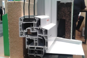  Inthermo stellte auf der BAU eine Kork-Dämmleiste vor, die als wasserführende Dichtebene unter der Fensterbank dienen soll 