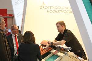  Ein Braas-Fachberater im Gespräch mit Besuchern auf der BAU 2017. Insgesamt kamen 250 000 Besucher zur Bau, davon 80 000 aus dem Ausland 