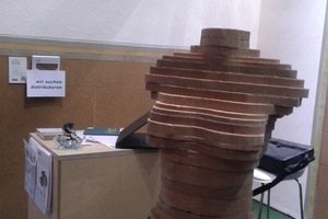  Ein Torso aus Holzweichfaserplatten am Stand von Skano Fibreboard. Dafür nutzte die Firma 12, 25 und 50 mm dicke Holzweichfaserplatten, schnitt sie aus und klebte sie zusammen 
