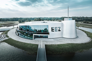  Der unspektakulär kleine Ort bekam durch den Außenauftritt des Energielieferanten mit 73000 Aluminium-Rauten ein neues Wahrzeichen Foto: Prefa 