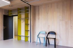  Eine Holzwand, die magnetisch ist, ist im Vision Wood eingebaut. Im Inneren der Holzwand stecken Eisenoxidpartikel, die das Holz magnetisieren Foto: Empa 