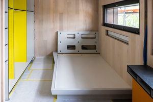  Bett im Holzmodul Vision Wood während der Montagearbeiten 