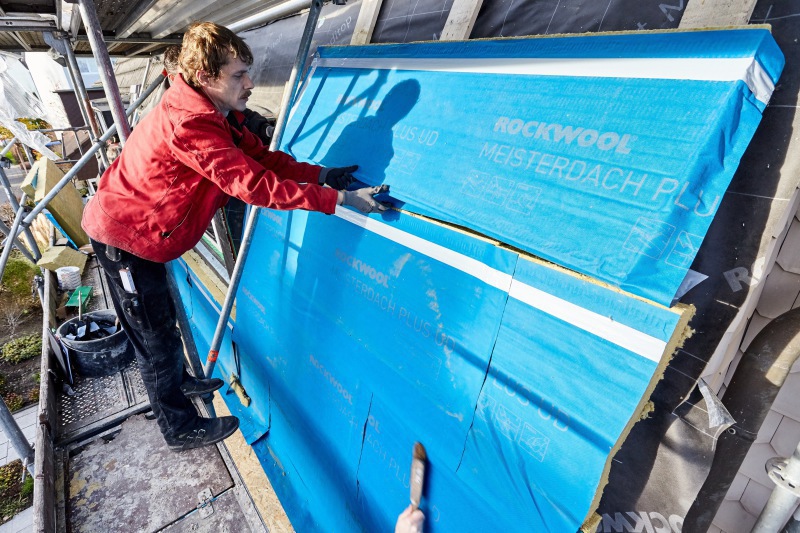 Dachdeckermeister saniert, dämmt und überbaut ein Zollingerdach in