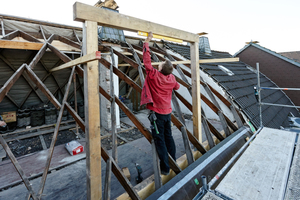  Rechts: In den Zollingerdachstuhl wird eine neue Gaube gebaut 