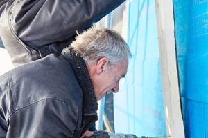  Rechts: Auf der Aufsparrendämmung werden die Konterlatten an die Rundung des Zollingerdachs angedrücktFotos: Deutsche Rockwool Mineralwoll GmbH &amp; Co. OHG 