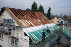  Nach dem Abräumen des Altdaches bis auf Sparrenebene wurde die Dampfbremse und die Aufsparrendämmung verlegt Foto: Braas 