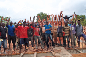  Die Studenten zusammen mit den Helfern des Schulbaus in Beaumont, Haiti 