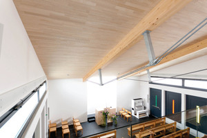  Flächige, homogene und akustisch wirksame Untersichten entstehen bei der Konstruktion mit den auch für große Spannweiten geeigneten Dachelementen von Lignotrend ? ohne sichtbare Unterzüge, wie hier in einer Kirche in Michelfeld. Fotos: Lignotrend / Michae 