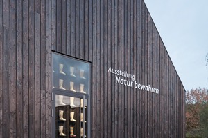  Die Fassade der Remise auf Gut Herbigshagen besteht aus geflammter Lärche als Boden-Deckel-Schalung  