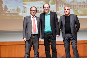  Michael Dittrich (links), Leiter der Verwaltungsabteilung der Deutschen Bundesstifung Umwelt, freut sich über den Sieg beim Holzbaupreis Niedersachsen. Christian Meyer, Agrarminister Niedersachsen (Mitte) ist Schirmherr des Preises. Architekt Marcus Huber 