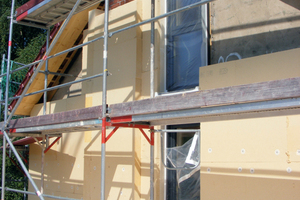  Das Holzfaser-WDVS wird auf dem Bestandsmauerwerk befestigt Foto: Mark Kaiser  