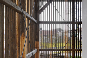  Geschützter Vorraum zwischen alten Latten und neuem Lehmputz Foto: Roswag Architekten 