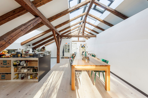  Wohnung im 2. OG - durch das Oberlicht und die weißen Lehmputze ist der neue Wohnraum sehr hell Foto: Roswag Architekten 