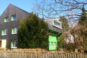  Die Außenwand des Hauses wurde mit Holz-Systemträgern aufgedoppelt, die mit Zelluloseeinblasdämmung gedämmt sind 