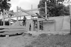  Das Tragwerk ist ein Fachwerkbau aus Douglasie, erstellt im zimmermannsmäßigen Abbund 