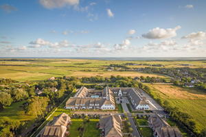  Das S-förmige Dach einer Hotelanlage auf Sylt wurde auf 5000 m² mit Reet eingedeckt  