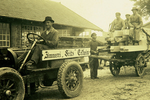  Das Holzbauunternehmen wird von Johann Fritz (am Lenkrad) 1927 in die zweite Generation geführt 

 