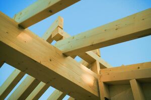  Seit über 15 Jahren wird technisch getrocknetes Konstruktionsvollholz (KVH) ohne vorbeugenden Holzschutz eingesetzt. Die neue DIN bestätigt nun den Einsatz von KVH ohne chemischen Holzschutz bei der Verwendung in der Nutzungsklasse 1 und 2⇥. 
