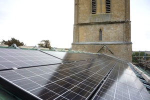  PV-Installation auf der fast 900 Jahre alte Kirche St. Michael and All Angels in England⇥

 