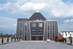  Sogenannte Pylonen bildeten im alten Ägypten die Eingänge zu den Tempelanlagen. In Hechtsheim ist ein Pylon das Empfangsbauwerk für die Pyramide. Auch die flankierenden Obelisken wurden mit Faserzementplatten bekleidet
 