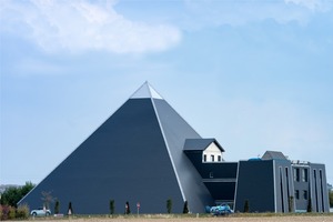  Bis zu 120000 Autofahrer auf der Autobahn A60 bei Mainz werfen täglich einen Blick auf die Hechtsheimer Pyramide. Seit 2005 zieht der Zahnarzt Dr. Harald Geiling das markante Gebäude in Eigenleistung hoch. Die Fertigstellung ist für 2014 geplant
 