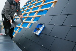 Die Eindeckung mit den blauschwarzen Eternit Dach- und Fassadenplatten 32 / 60 gelingt nach der Einweisung durch den Fachmann 