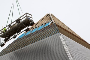  Das Montagegerüst – Marke Eigenbau – ist genau auf die 53 Grad Dachneigung der Pyramide angepasst
 