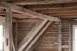 Die vorhandene Mittelpfette eines alten Wohnhauses ist nicht ausreichend dimensioniert. Deutlich zu erkennen an der Durchbiegung des Balkens
 