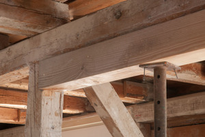  Der zusätzliche Holzbalken wird vor der Aufdoppelung passgenau eingefügt 