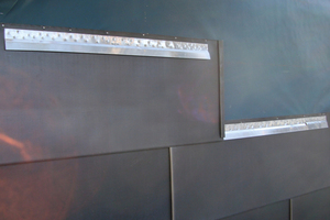  Zur Befestigung der Fassadentafeln kamen Edelstahlstifte mit den entsprechenden Haftstreifen aus Aluminium zum Einsatz, die zum Einhängen der Umschläge Z-förmig gekantet wurden 