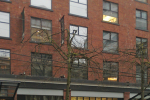  In einem Holzfachwerk-Gebäude in Vancouver (British Columbia / Kanada) wurden die alten Holzbalken ertüchtigt  