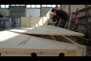  Eine zweite Holzwerkstoffplatte wird aufgelegt. Die Platte wurde entlang der diagonalen Holzträger aufgetrennt, um eine optimale Traglast zu gewährleisten 